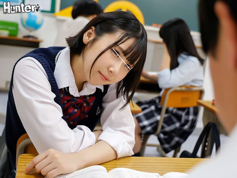 『中に出していいよ！』『他に出す所ある？』『どうする？我慢できる？』ロングスカート内でこっそり挿入しちゃう小悪魔女子は夜行バス、電車、…