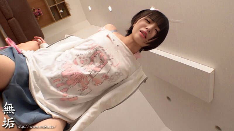 普段は明るくて学校の中心的存在の女の子。 でも本当は… オジサンのおち●ぽに没頭し、イキ喘ぎまくる淫乱な変態少女だということは、クラスの誰もまだ知らない。