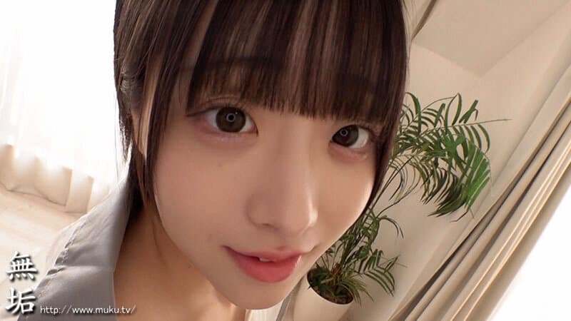 普段は明るくて学校の中心的存在の女の子。 でも本当は… オジサンのおち●ぽに没頭し、イキ喘ぎまくる淫乱な変態少女だということは、クラスの誰もまだ知らない。
